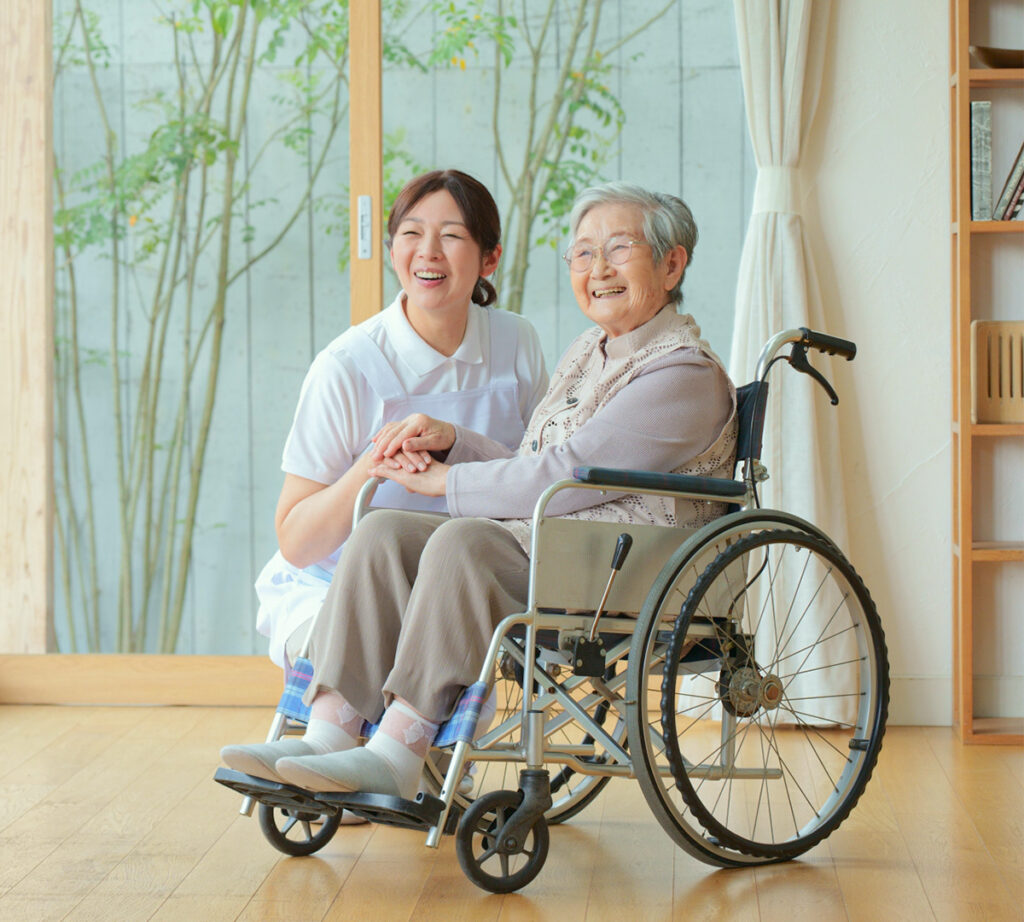 車椅子の女性と介護士
