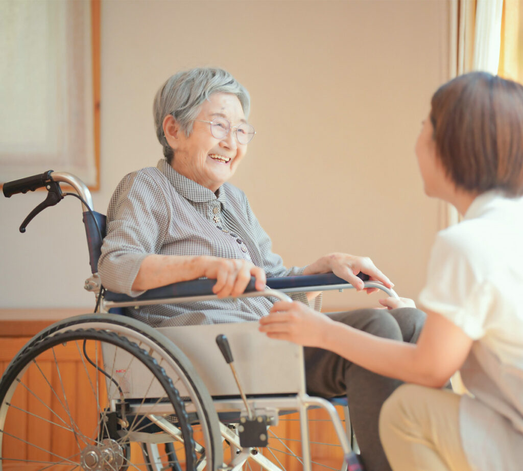 車椅子に乗る笑顔の女性