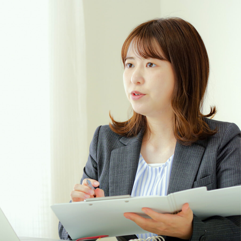 真剣な顔で話を聞く相談員