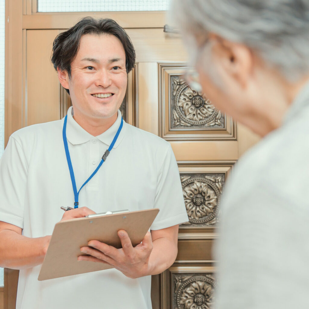 笑顔でヒアリングをする男性