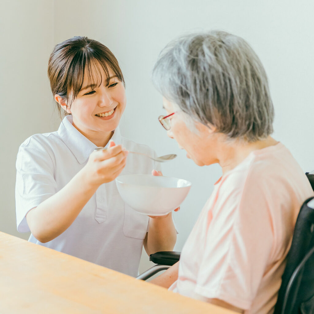 食事介護をする看護士