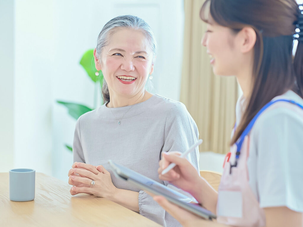 笑顔で会話する女性